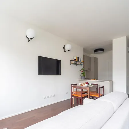 Charming & Bright Near Milan's Fashion District Aparthotel Milan